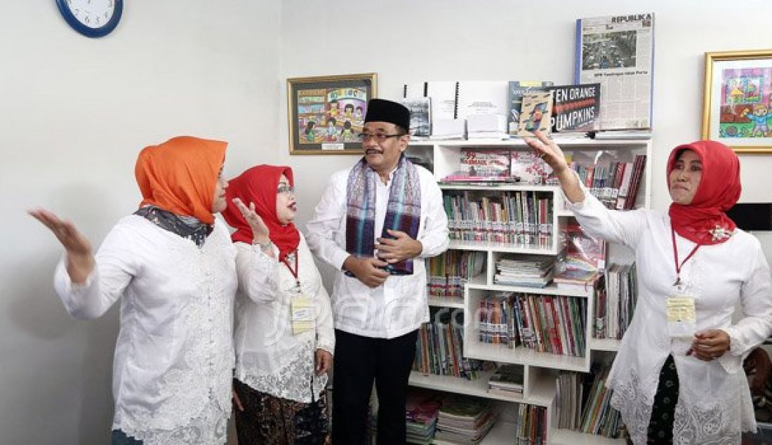 Wakil Gubernur DKI Jakarta Djarot Saiful Hidayat saat peresmian Ruang Publik Terpadu Ramah Anak (RPTRA) Pinang Pola, Jakarta, Kamis (13/10). Djarot mengapresiasi desain RPTRA Pinang Pola sebab aktifitas warga untuk berinteraksi sosial terpenuhi. Foto: Ricardo/JPNN.com - JPNN.com