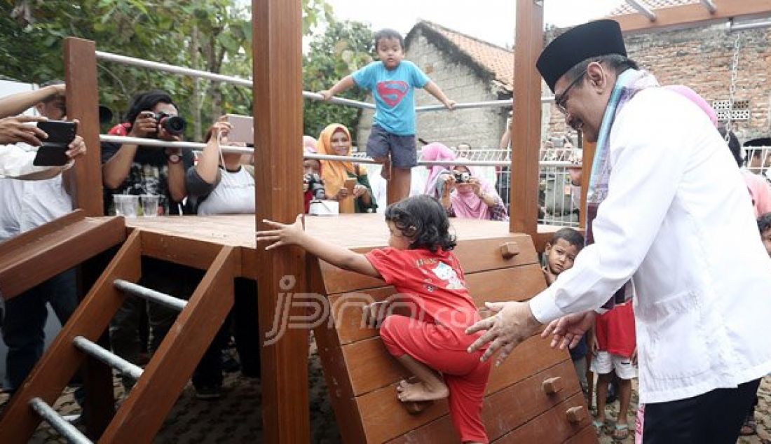 Wakil Gubernur DKI Jakarta Djarot Saiful Hidayat saat peresmian Ruang Publik Terpadu Ramah Anak (RPTRA) Pinang Pola, Jakarta, Kamis (13/10). Djarot mengapresiasi desain RPTRA Pinang Pola sebab aktifitas warga untuk berinteraksi sosial terpenuhi. Foto: Ricardo/JPNN.com - JPNN.com