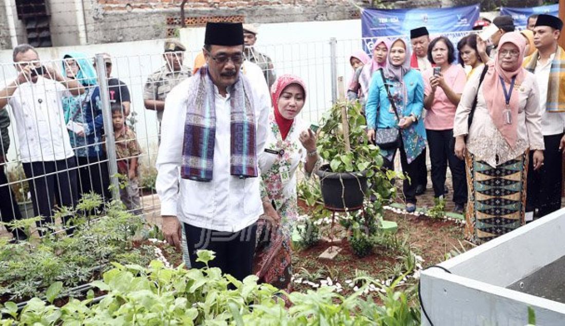 Wakil Gubernur DKI Jakarta Djarot Saiful Hidayat saat peresmian Ruang Publik Terpadu Ramah Anak (RPTRA) Pinang Pola, Jakarta, Kamis (13/10). Djarot mengapresiasi desain RPTRA Pinang Pola sebab aktifitas warga untuk berinteraksi sosial terpenuhi. Foto: Ricardo/JPNN.com - JPNN.com