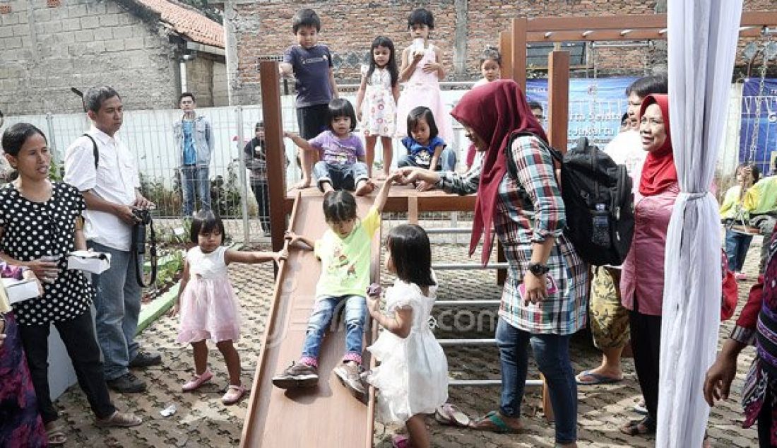 Anak-anak bersama orang tua bermain Ruang Publik Terpadu Ramah Anak (RPTRA) Pinang Pola, Jakarta, Kamis (13/10). Ruang berinteraksi sosial yang terdiri dari tempat bermain anak, ruang serba guna, fasilitas olahraga, hingga ampliteater. Foto: Ricardo/JPNN.com - JPNN.com