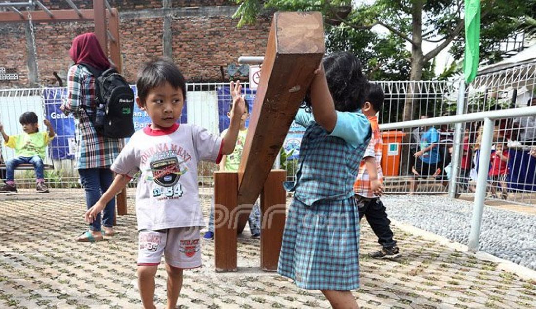 Anak-anak bersama orang tua bermain Ruang Publik Terpadu Ramah Anak (RPTRA) Pinang Pola, Jakarta, Kamis (13/10). Ruang berinteraksi sosial yang terdiri dari tempat bermain anak, ruang serba guna, fasilitas olahraga, hingga ampliteater. Foto: Ricardo/JPNN.com - JPNN.com