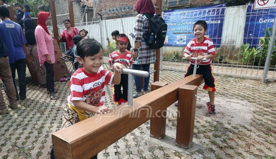 Anak-anak bersama orang tua bermain Ruang Publik Terpadu Ramah Anak (RPTRA) Pinang Pola, Jakarta, Kamis (13/10). Ruang berinteraksi sosial yang terdiri dari tempat bermain anak, ruang serba guna, fasilitas olahraga, hingga ampliteater. Foto: Ricardo/JPNN.com - JPNN.com