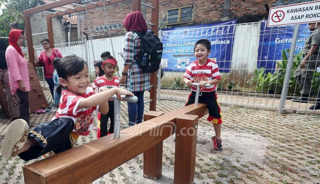 Anak-anak bersama orang tua bermain Ruang Publik Terpadu Ramah Anak (RPTRA) Pinang Pola, Jakarta, Kamis (13/10). Ruang berinteraksi sosial yang terdiri dari tempat bermain anak, ruang serba guna, fasilitas olahraga, hingga ampliteater. Foto: Ricardo/JPNN.com - JPNN.com