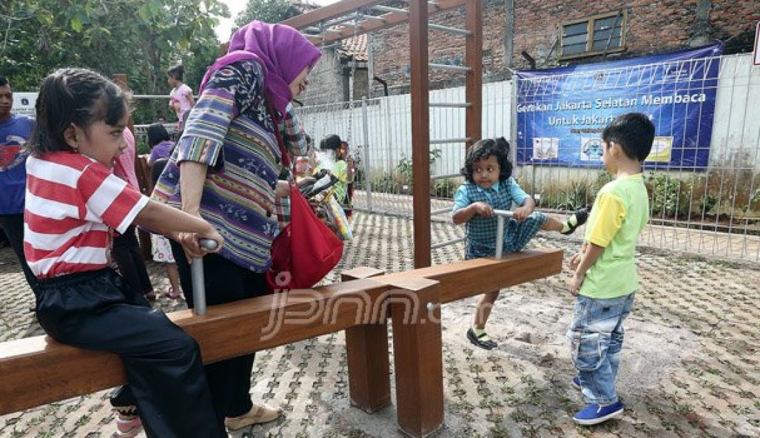 Anak-anak bersama orang tua bermain Ruang Publik Terpadu Ramah Anak (RPTRA) Pinang Pola, Jakarta, Kamis (13/10). Ruang berinteraksi sosial yang terdiri dari tempat bermain anak, ruang serba guna, fasilitas olahraga, hingga ampliteater. Foto: Ricardo/JPNN.com - JPNN.com