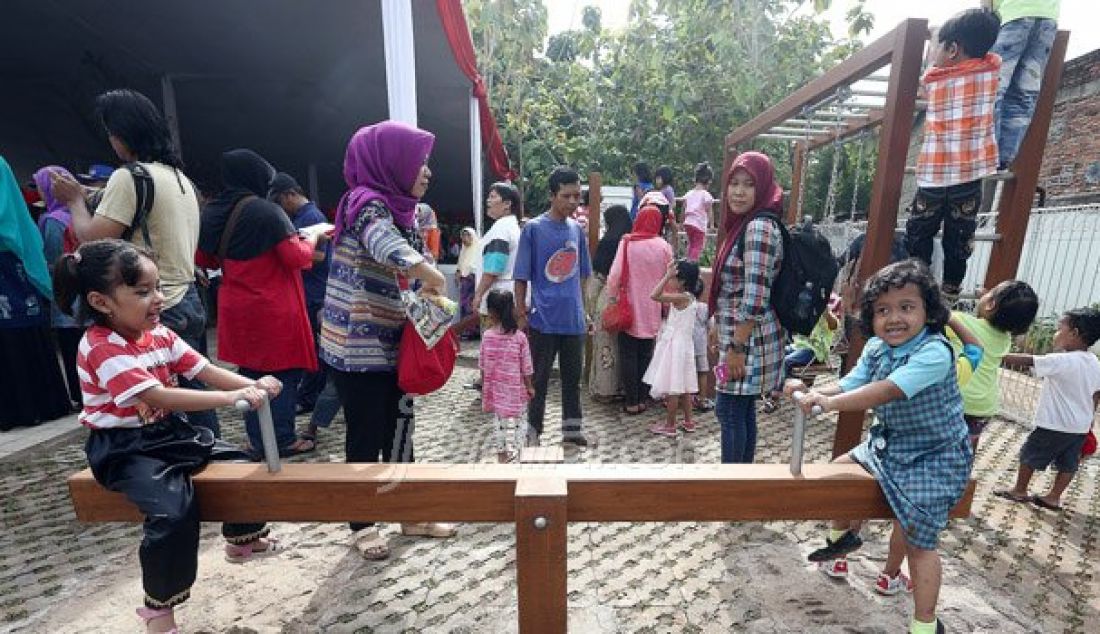 Anak-anak bersama orang tua bermain Ruang Publik Terpadu Ramah Anak (RPTRA) Pinang Pola, Jakarta, Kamis (13/10). Ruang berinteraksi sosial yang terdiri dari tempat bermain anak, ruang serba guna, fasilitas olahraga, hingga ampliteater. Foto: Ricardo/JPNN.com - JPNN.com