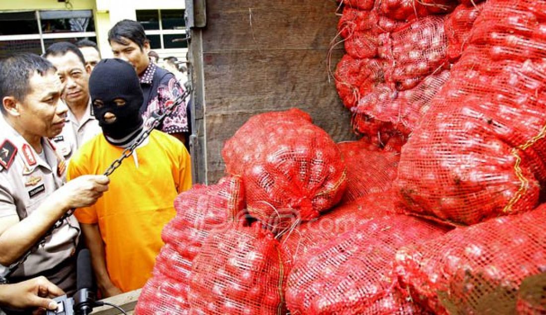 Kapolda Riau Brigjen Pol Zulkarnain Abdi menanyakan tersangka saat ekspose 16,4 Ton bawang merah ilegal asal Malaysia saat konferensi pers di Mapolda Riau, Rabu (12/10). Foto: M Akhwan/Riau Pos - JPNN.com