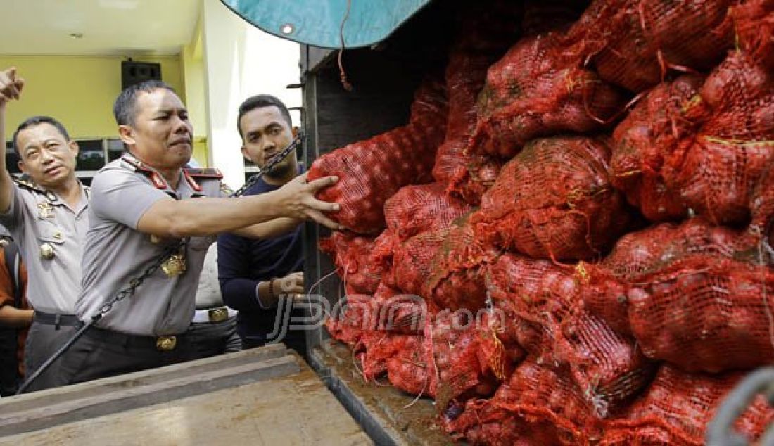 Kapolda Riau Brigjen Pol Zulkarnain Abdi memperlihatkan 16,4 Ton bawang merah ilegal asal Malaysia saat konferensi pers di Mapolda Riau, Rabu (12/10). Foto: M Akhwan/Riau Pos - JPNN.com