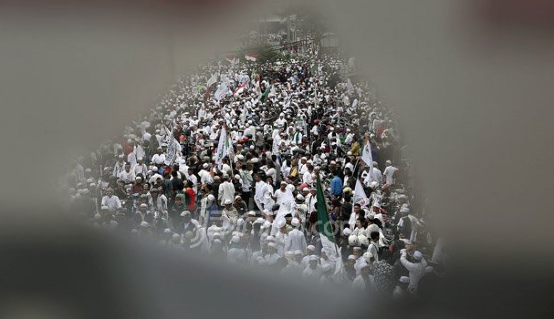 Massa Front Pembela Islam (FPI) melakukan longmarch menuju Bareskrim di Jalan Medan Merdeka Timur, Gambir, Jakarta, Jumat (14/10). Massa meminta kepolisian memproses Gubernur DKI Jakarta Basuki Thajaja Purnama terkait ucapannya mengenai surat Al Maidah. Foto: Ricardo/JPNN.com - JPNN.com