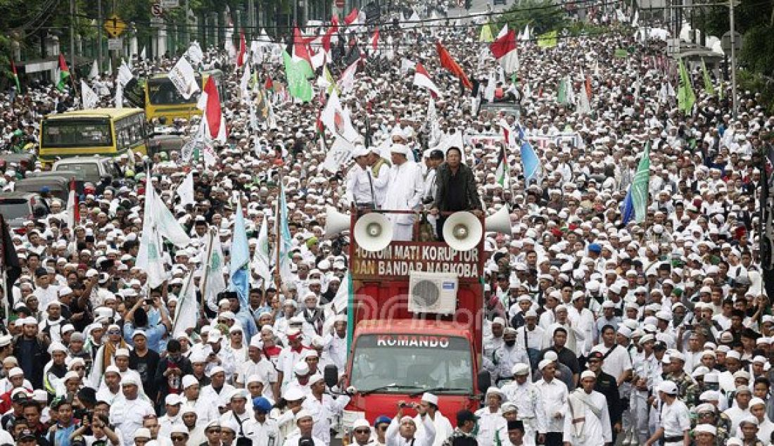 Massa Front Pembela Islam (FPI) melakukan longmarch menuju Bareskrim di Jalan Medan Merdeka Timur, Gambir, Jakarta, Jumat (14/10). Massa meminta kepolisian memproses Gubernur DKI Jakarta Basuki Thajaja Purnama terkait ucapannya mengenai surat Al Maidah. Foto: Ricardo/JPNN.com - JPNN.com