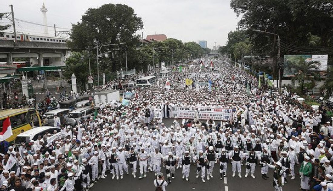 Massa Front Pembela Islam (FPI) melakukan longmarch menuju Bareskrim di Jalan Medan Merdeka Timur, Gambir, Jakarta, Jumat (14/10). Massa meminta kepolisian memproses Gubernur DKI Jakarta Basuki Thajaja Purnama terkait ucapannya mengenai surat Al Maidah. Foto: Ricardo/JPNN.com - JPNN.com