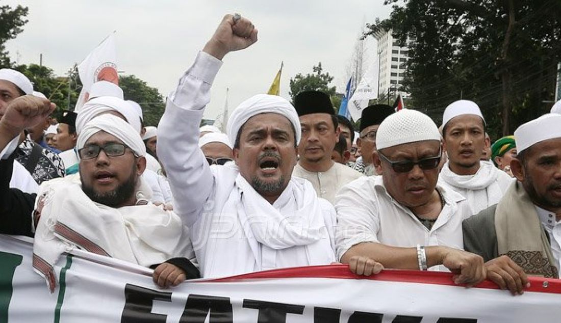 Massa Front Pembela Islam (FPI) melakukan longmarch menuju Bareskrim di Jalan Medan Merdeka Timur, Gambir, Jakarta, Jumat (14/10). Massa meminta kepolisian memproses Gubernur DKI Jakarta Basuki Thajaja Purnama terkait ucapannya mengenai surat Al Maidah. Foto: Ricardo/JPNN.com - JPNN.com