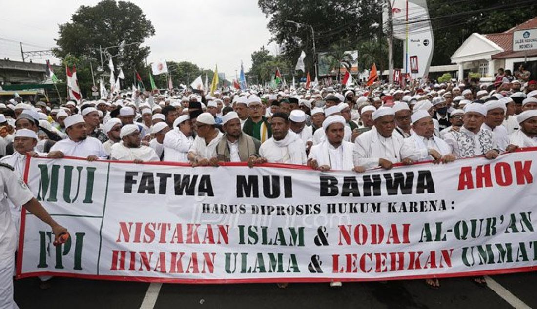 Massa Front Pembela Islam (FPI) melakukan longmarch menuju Bareskrim di Jalan Medan Merdeka Timur, Gambir, Jakarta, Jumat (14/10). Massa meminta kepolisian memproses Gubernur DKI Jakarta Basuki Thajaja Purnama terkait ucapannya mengenai surat Al Maidah. Foto: Ricardo/JPNN.com - JPNN.com