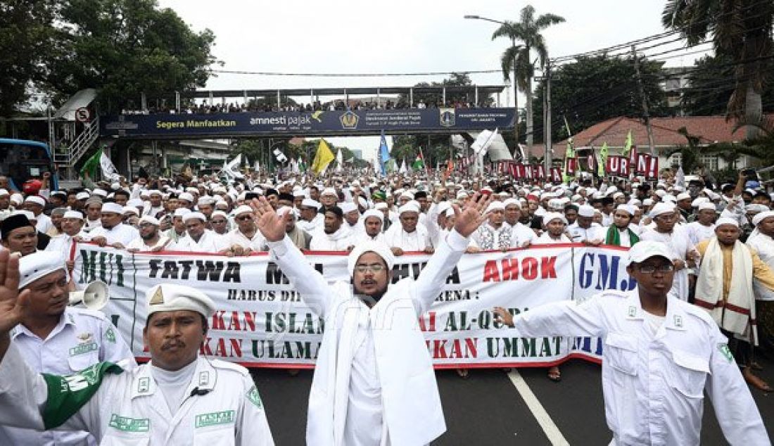 Massa Front Pembela Islam (FPI) melakukan longmarch menuju Bareskrim di Jalan Medan Merdeka Timur, Gambir, Jakarta, Jumat (14/10). Massa meminta kepolisian memproses Gubernur DKI Jakarta Basuki Thajaja Purnama terkait ucapannya mengenai surat Al Maidah. Foto: Ricardo/JPNN.com - JPNN.com