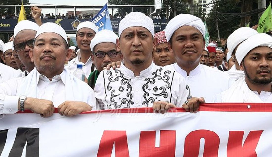 Massa Front Pembela Islam (FPI) melakukan longmarch menuju Bareskrim di Jalan Medan Merdeka Timur, Gambir, Jakarta, Jumat (14/10). Massa meminta kepolisian memproses Gubernur DKI Jakarta Basuki Thajaja Purnama terkait ucapannya mengenai surat Al Maidah. Foto: Ricardo/JPNN.com - JPNN.com