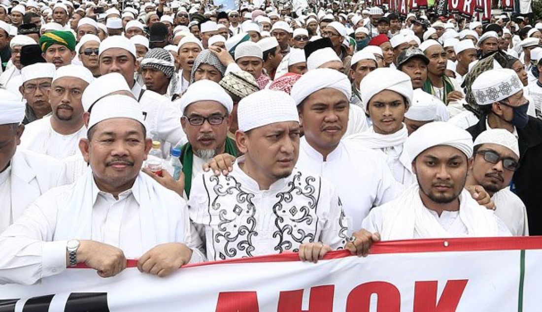 Massa Front Pembela Islam (FPI) melakukan longmarch menuju Bareskrim di Jalan Medan Merdeka Timur, Gambir, Jakarta, Jumat (14/10). Massa meminta kepolisian memproses Gubernur DKI Jakarta Basuki Thajaja Purnama terkait ucapannya mengenai surat Al Maidah. Foto: Ricardo/JPNN.com - JPNN.com