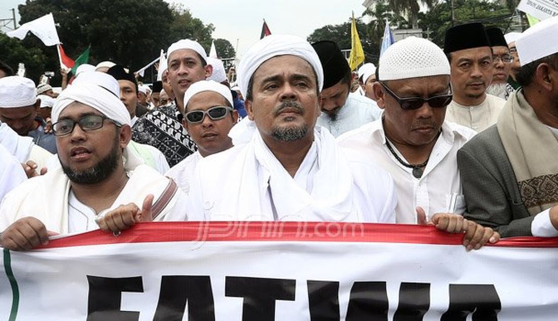 Massa Front Pembela Islam (FPI) melakukan longmarch menuju Bareskrim di Jalan Medan Merdeka Timur, Gambir, Jakarta, Jumat (14/10). Massa meminta kepolisian memproses Gubernur DKI Jakarta Basuki Thajaja Purnama terkait ucapannya mengenai surat Al Maidah. Foto: Ricardo/JPNN.com - JPNN.com