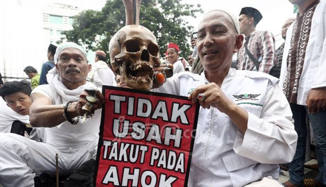 Massa Front Pembela Islam (FPI) melakukan longmarch menuju Bareskrim di Jalan Medan Merdeka Timur, Gambir, Jakarta, Jumat (14/10). Massa meminta kepolisian memproses Gubernur DKI Jakarta Basuki Thajaja Purnama terkait ucapannya mengenai surat Al Maidah. Foto: Ricardo/JPNN.com - JPNN.com