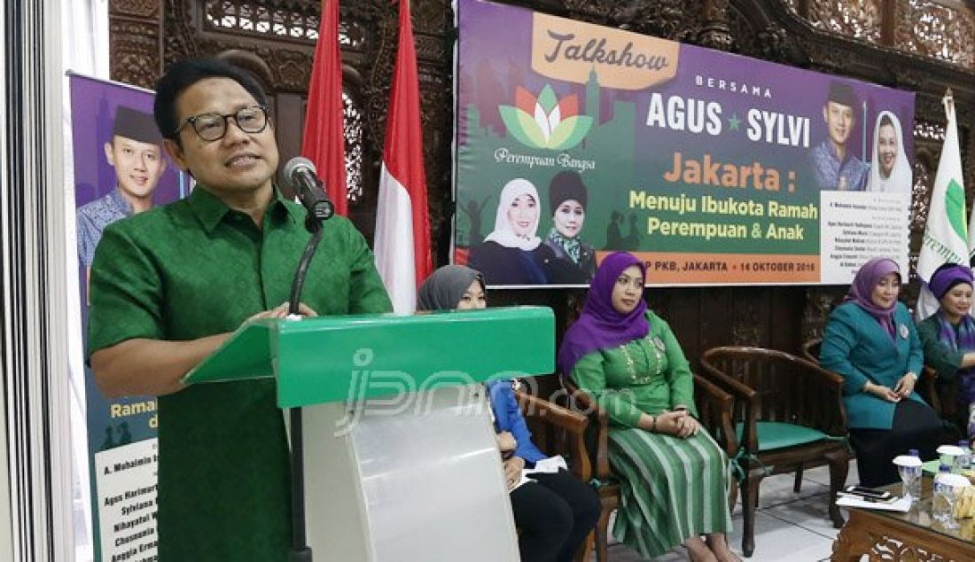 Ketua Umum PKB Muhaimin Iskandar memberikan arahan pada acara Talk Show bersama Agus-Sylvi dengan tema Jakarta : Menuju Ibukota Ramah Perempuan dan Anak di Kantor DPP PKB, Jakarta, Jumat (14/10). Foto: Ricardo/JPNN.com - JPNN.com