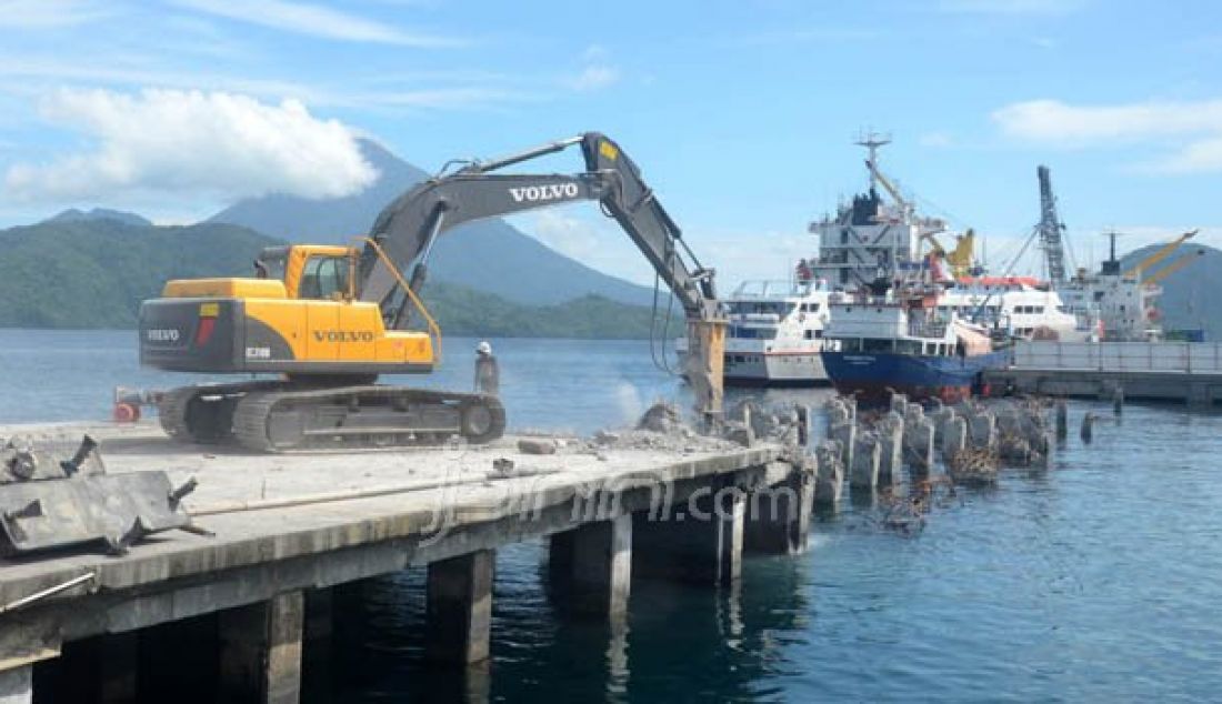 LANJUT: Pekerjaan renovasi pelabuhan A Yani Ternate mulai dilanjutkan, Jumat (14/10). Sejumlah pekerja mulai membongkar bagian lantai jembatan pelabuhan yang lama untuk kemudian dibangun yang baru. Foto: Hariyanto/Malut Post - JPNN.com