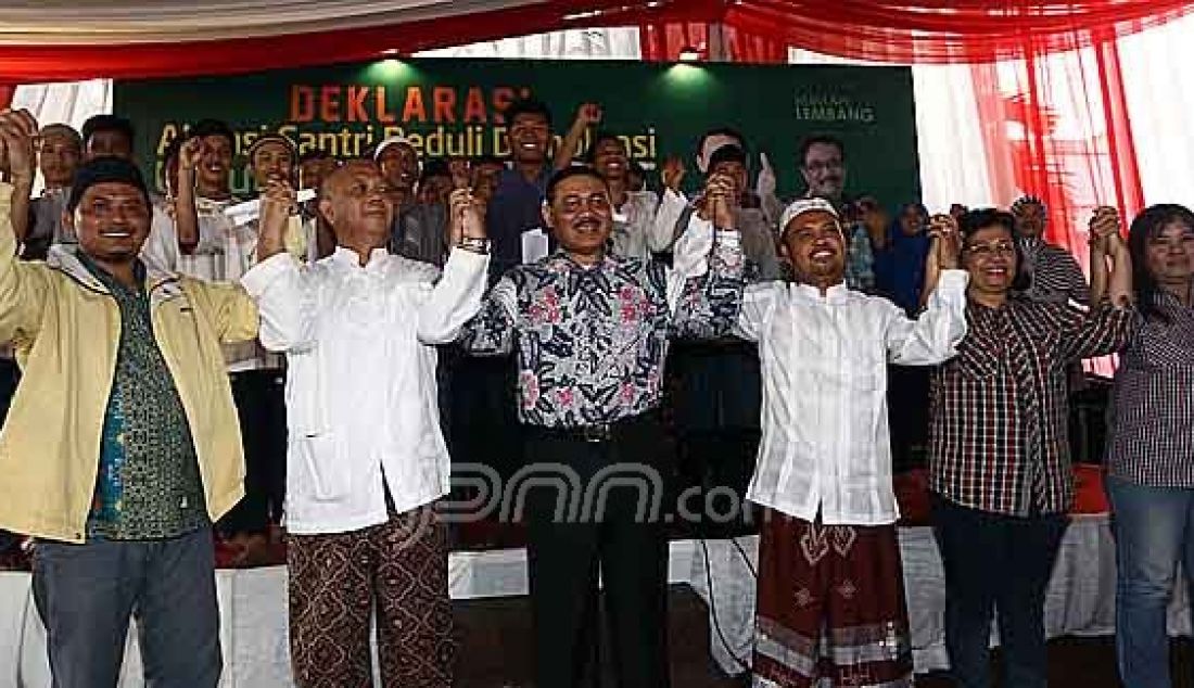 Wakil Ketua Tim Pemenangan Ahok-Djarot Mohammad Ongen Sangaji (tengah) bersama Forum Komunikasi Ukhwah Wathoniyah saat deklarasi Aliansi Santri Peduli Demokrasi memberikan dukungan kepada calon pasangan Basuki Tjahaja Purnama alias Ahok dan Djarot Saiful Hidayat di Rumah Lembang, Jakarta Pusat, Jumat (14/10/). Foto : Ricardo/JPNN.com - JPNN.com