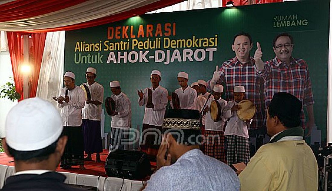 Wakil Ketua Tim Pemenangan Ahok-Djarot Mohammad Ongen Sangaji (tengah) bersama Forum Komunikasi Ukhwah Wathoniyah saat deklarasi Aliansi Santri Peduli Demokrasi memberikan dukungan kepada calon pasangan Basuki Tjahaja Purnama alias Ahok dan Djarot Saiful Hidayat di Rumah Lembang, Jakarta Pusat, Jumat (14/10/). Foto : Ricardo/JPNN.com - JPNN.com