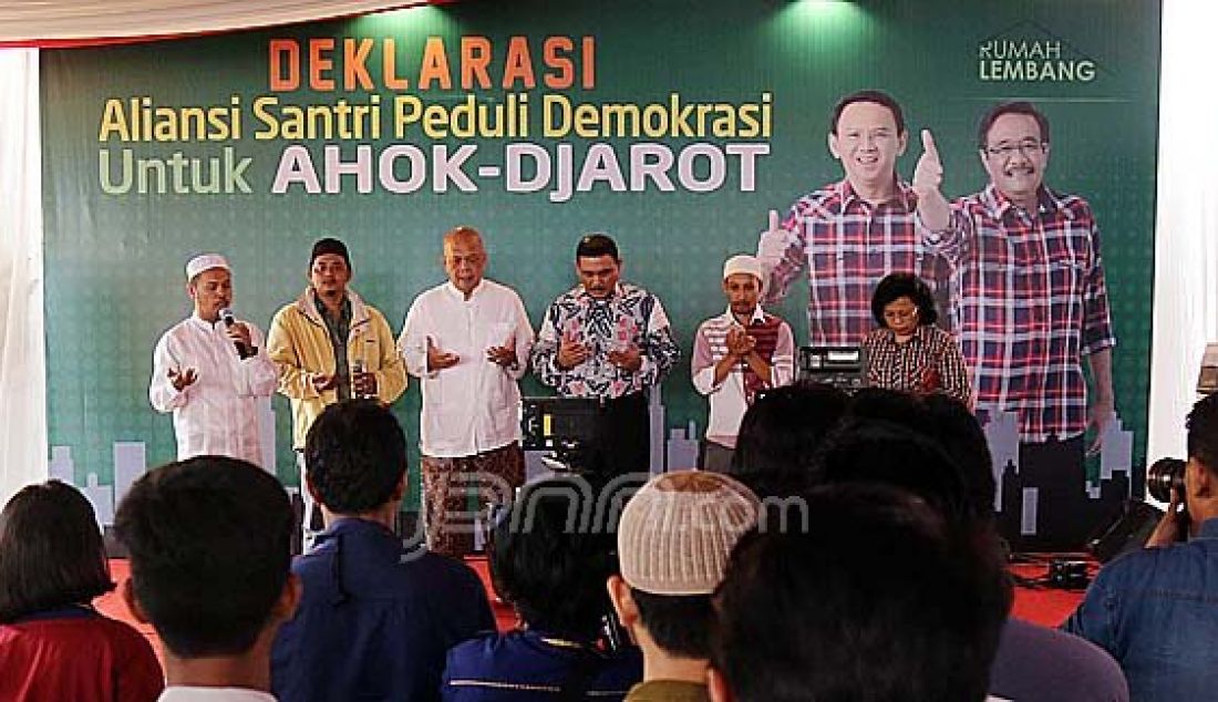 Wakil Ketua Tim Pemenangan Ahok-Djarot Mohammad Ongen Sangaji (tengah) bersama Forum Komunikasi Ukhwah Wathoniyah saat deklarasi Aliansi Santri Peduli Demokrasi memberikan dukungan kepada calon pasangan Basuki Tjahaja Purnama alias Ahok dan Djarot Saiful Hidayat di Rumah Lembang, Jakarta Pusat, Jumat (14/10/). Foto : Ricardo/JPNN.com - JPNN.com