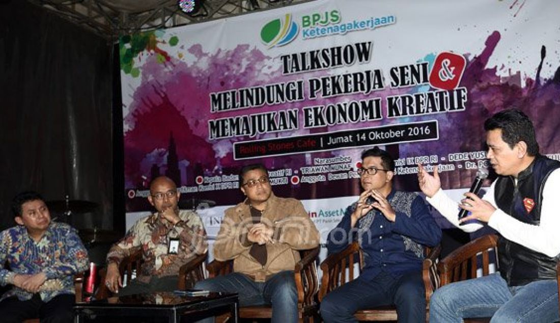 Dewan Pengawas BPJS Ketenagakerjaan Poempida Hidayatullah (kanan), Anggota Panja Perfilman Komisi X DPR Krisna Mukti (Kedua Kanan) dan Ketua Komisi IX DPR Dede Yusuf menjadi Pembicara pada Talkshow bertema Melindungi Pekerja Seni dan Memajukan Ekonomi Kreatif, Jakarta, Jumat (14/10). BPJS Ketenagakerjaan, Komisi IX DPR, Komisi X DPR berharap pekerja informal khususnya kalangan artis menjadi peserta BPJS Ketenagakerjaan. Foto : Ricardo/JPNN - JPNN.com