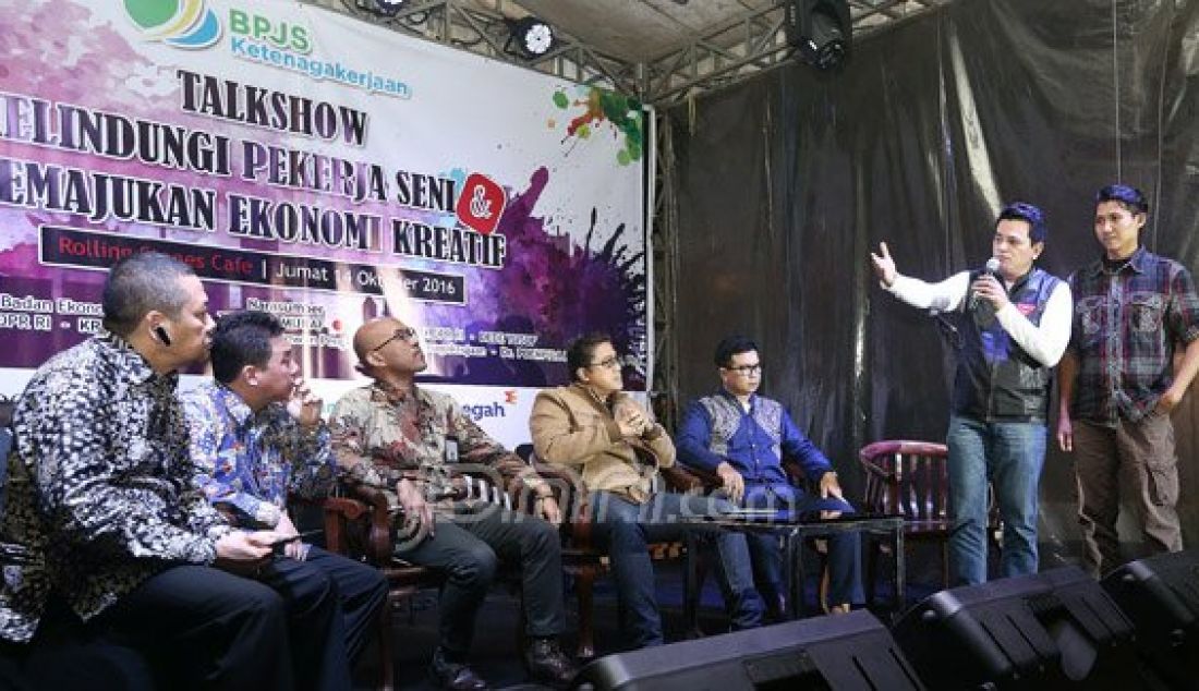 Dewan Pengawas BPJS Ketenagakerjaan Poempida Hidayatullah (kanan), Anggota Panja Perfilman Komisi X DPR Krisna Mukti (Kedua Kanan) dan Ketua Komisi IX DPR Dede Yusuf menjadi Pembicara pada Talkshow bertema Melindungi Pekerja Seni dan Memajukan Ekonomi Kreatif, Jakarta, Jumat (14/10). BPJS Ketenagakerjaan, Komisi IX DPR, Komisi X DPR berharap pekerja informal khususnya kalangan artis menjadi peserta BPJS Ketenagakerjaan. Foto : Ricardo/JPNN - JPNN.com