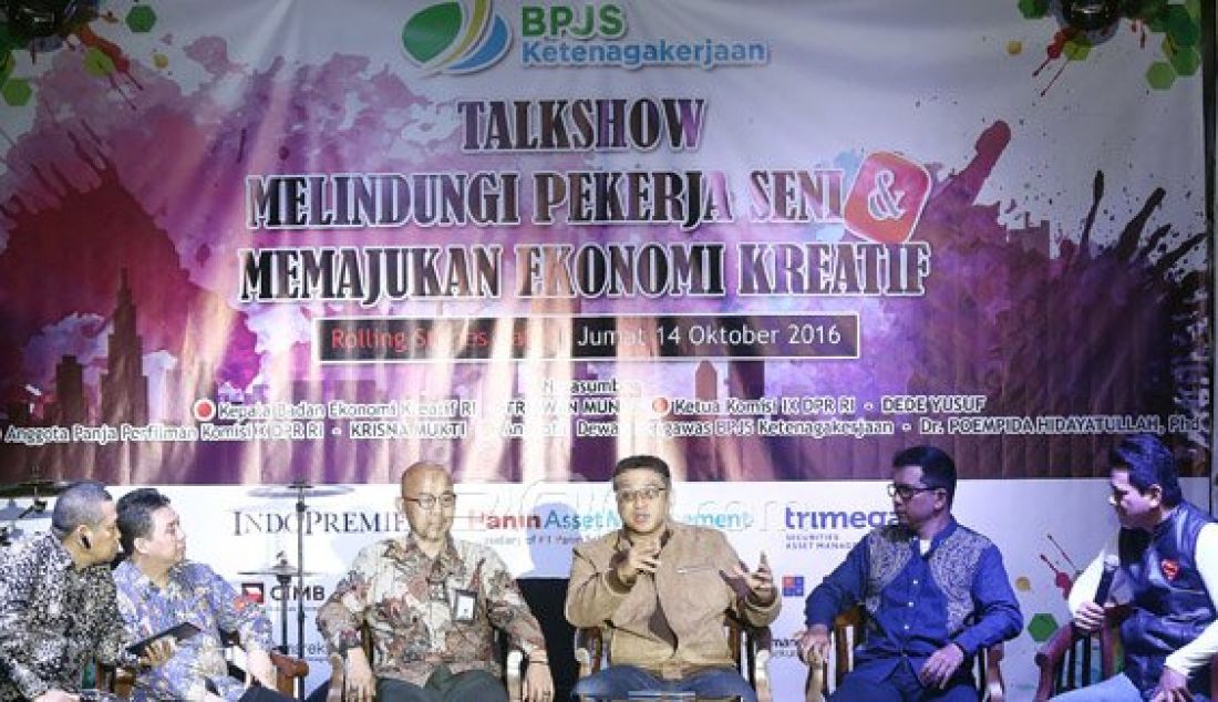 Dewan Pengawas BPJS Ketenagakerjaan Poempida Hidayatullah (kanan), Anggota Panja Perfilman Komisi X DPR Krisna Mukti (Kedua Kanan) dan Ketua Komisi IX DPR Dede Yusuf menjadi Pembicara pada Talkshow bertema Melindungi Pekerja Seni dan Memajukan Ekonomi Kreatif, Jakarta, Jumat (14/10). BPJS Ketenagakerjaan, Komisi IX DPR, Komisi X DPR berharap pekerja informal khususnya kalangan artis menjadi peserta BPJS Ketenagakerjaan. Foto : Ricardo/JPNN - JPNN.com