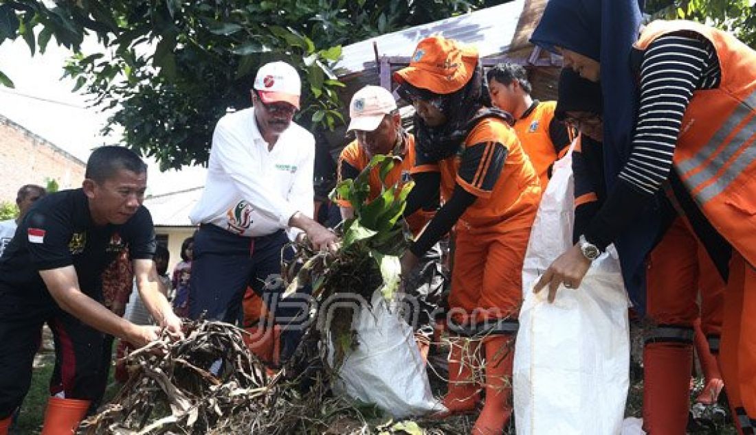 Wakil Gubernur DKI Jakarta Djarot Syaiful Hidayat bersama warga dan petugas PPSU melakukan kerja bakti di kawasan Kramat Jati, Jakarta Timur, Minggu (16/10). Aksi bersih-bersih tersebut merupakan bagian dari program kerja Pemprov DKI dalam rangka meningkatkan capacity building warga DKI. Foto : Ricardo/JPNN.com - JPNN.com