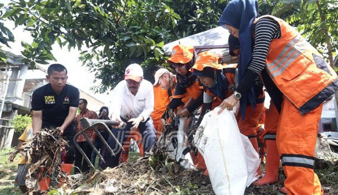 Wakil Gubernur DKI Jakarta Djarot Syaiful Hidayat bersama warga dan petugas PPSU melakukan kerja bakti di kawasan Kramat Jati, Jakarta Timur, Minggu (16/10). Aksi bersih-bersih tersebut merupakan bagian dari program kerja Pemprov DKI dalam rangka meningkatkan capacity building warga DKI. Foto : Ricardo/JPNN.com - JPNN.com