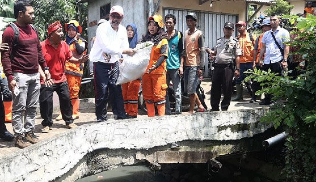 Wakil Gubernur DKI Jakarta Djarot Syaiful Hidayat bersama warga dan petugas PPSU melakukan kerja bakti di kawasan Kramat Jati, Jakarta Timur, Minggu (16/10). Aksi bersih-bersih tersebut merupakan bagian dari program kerja Pemprov DKI dalam rangka meningkatkan capacity building warga DKI. Foto : Ricardo/JPNN.com - JPNN.com