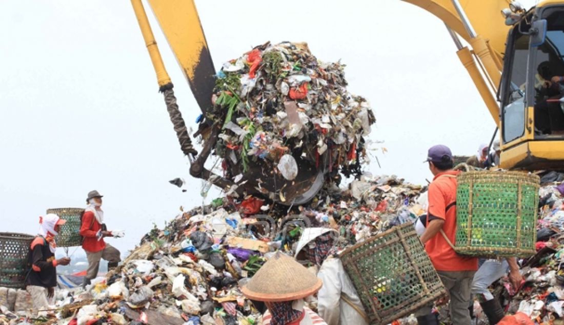 Pemulung mengais sampah yang baru tiba di Tempat Pembuangan Sampah Terpadu Bantar Gebang, Bekasi, Jumat (27/2). Volume sampah dari DKI Jakarta beberapa hari terakhir mencapai 6.000 ton per hari. Foto : Ukon Furkon Sukanda/Indopos/JPNNcom - JPNN.com