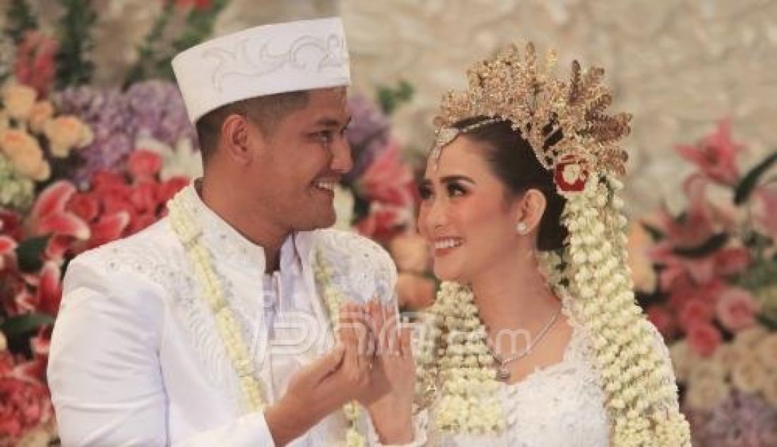 AKHIRNYA LEGA: Ryana Dea dan suami saling tersenyum setelah ijab kabul sempat diulang dua kali.Foto : Fedrik Tarigan/Jawa Pos/JPNNcom - JPNN.com