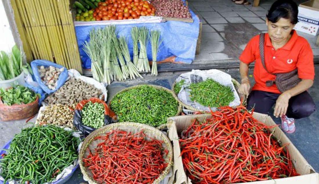 Pedagang cabai menyusun dagangannya di Pasar Kodim Pekanbaru, Riau, Minggu (16/10). Harga cabai di Kota Pekanbaru hampir mencapai dua kali lipat di kisaran harga Rp 70 ribu perkilo, selain itu harga sayuran pun ikut melonjak. Foto: Akhwan/Riau Pos - JPNN.com