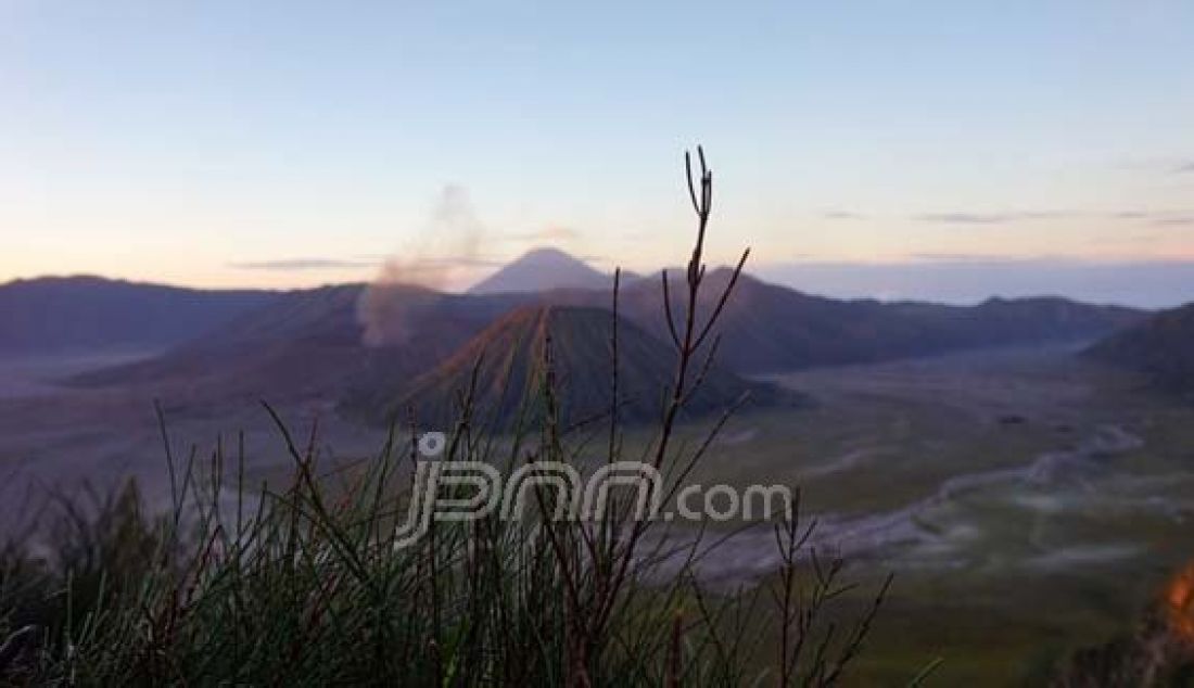 Pagi yang indah di Seruni Point, kawasan Taman Nasional Bromo Tengger Semeru, Jawa Timur. Foto: Natalia/JPNN.com - JPNN.com