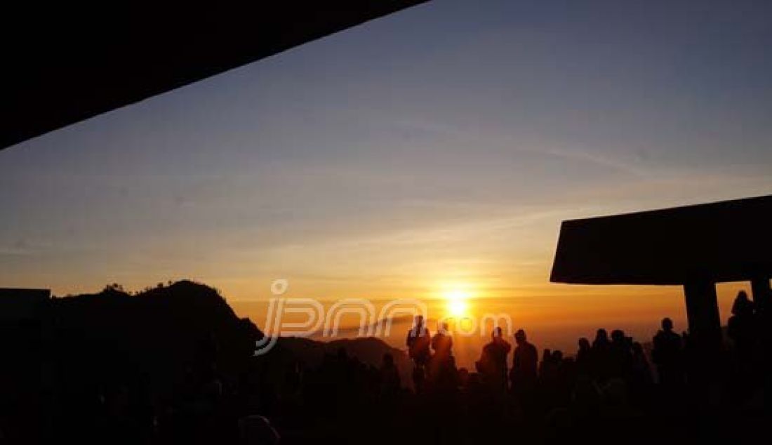 Pagi yang indah di Seruni Point, kawasan Taman Nasional Bromo Tengger Semeru, Jawa Timur. Foto: Natalia/JPNN.com - JPNN.com