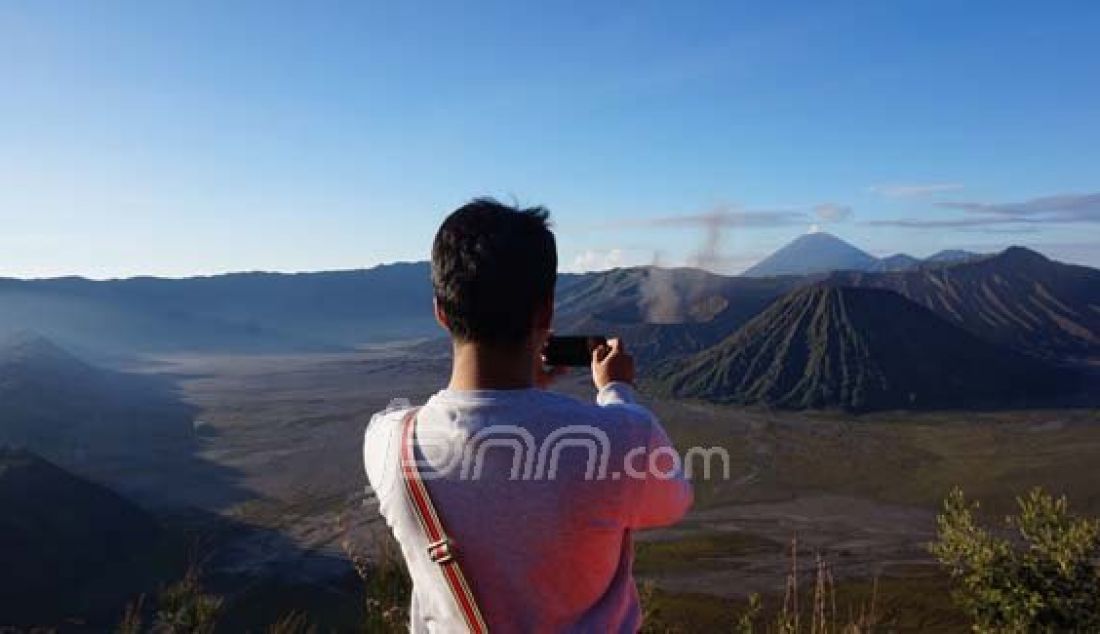 Pagi yang indah di Seruni Point, kawasan Taman Nasional Bromo Tengger Semeru, Jawa Timur. Foto: Natalia/JPNN.com - JPNN.com