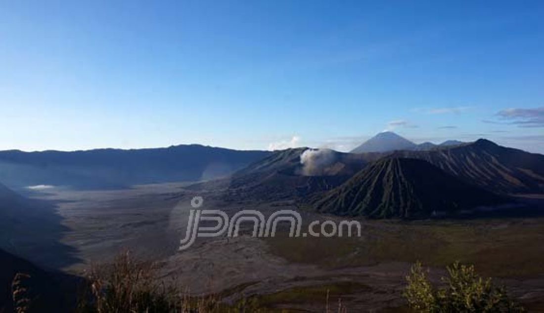 Pagi yang indah di Seruni Point, kawasan Taman Nasional Bromo Tengger Semeru, Jawa Timur. Foto: Natalia/JPNN.com - JPNN.com