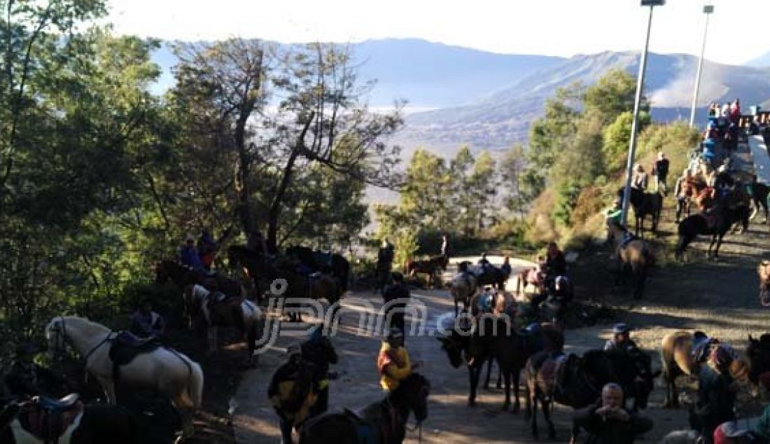 Pagi yang indah di Seruni Point, kawasan Taman Nasional Bromo Tengger Semeru, Jawa Timur. Foto: Natalia/JPNN.com - JPNN.com