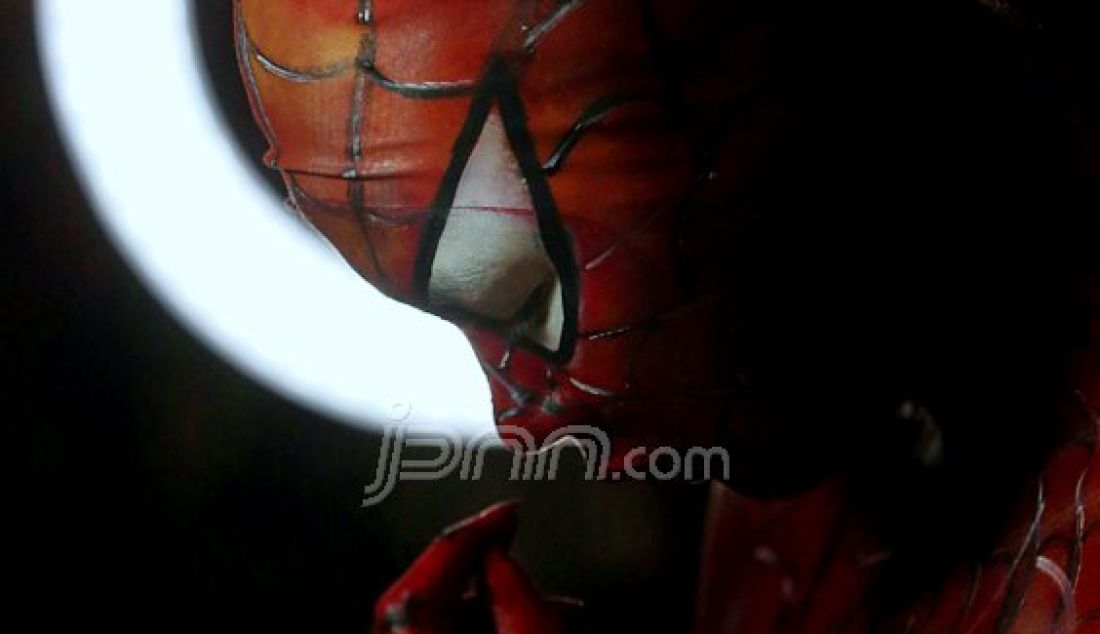 TOTAL: Suzy Trisna melukis sekujur tubuh Indo Yasmien dengan karakter Spiderman yang menghabiskan waktu kurang lebih tiga jam di rumahnya di Darmo Permai 6/4 Surabaya Barat, Senin (17/10). Foto: Dite S/Jawa Pos - JPNN.com