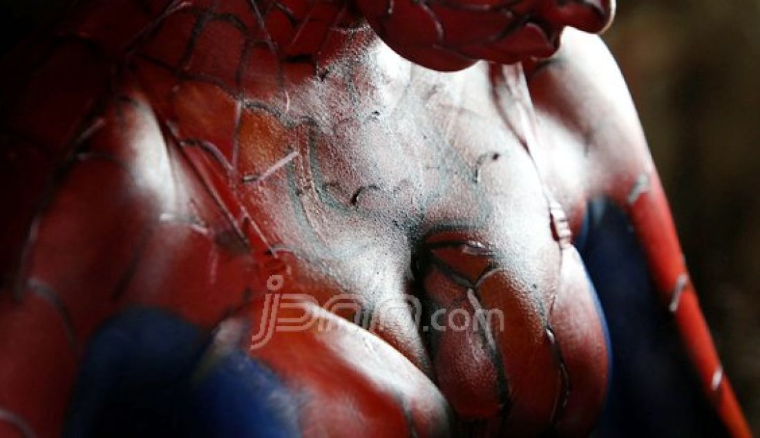 TOTAL: Suzy Trisna melukis sekujur tubuh Indo Yasmien dengan karakter Spiderman yang menghabiskan waktu kurang lebih tiga jam di rumahnya di Darmo Permai 6/4 Surabaya Barat, Senin (17/10). Foto: Dite S/Jawa Pos - JPNN.com