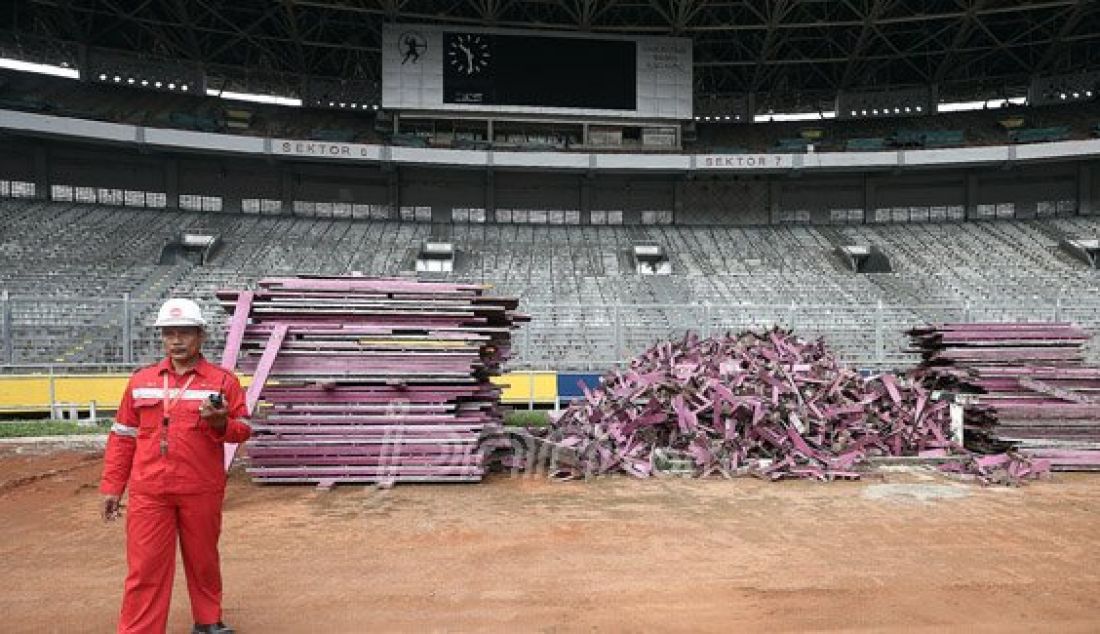Pekerja saat mengerjakan renovasi Stadion Utama Gelora Bung Karno (SUGBK), Jakarta, Selasa (18/10). Stadion tersebut akan digunakan untuk penyelenggaraan Asian Games XVIII 2018 dan ditargetkan selesai pada Oktober 2017. Foto: Ricardo/JPNN.com - JPNN.com