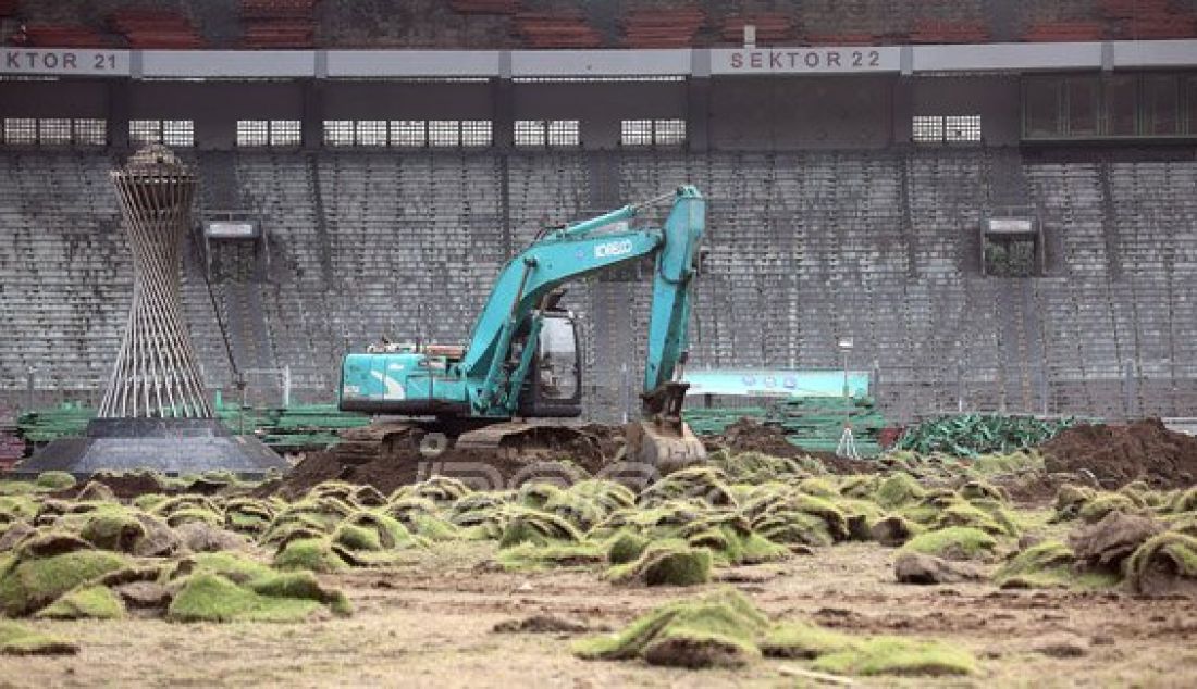 Pekerja saat mengerjakan renovasi Stadion Utama Gelora Bung Karno (SUGBK), Jakarta, Selasa (18/10). Stadion tersebut akan digunakan untuk penyelenggaraan Asian Games XVIII 2018 dan ditargetkan selesai pada Oktober 2017. Foto: Ricardo/JPNN.com - JPNN.com