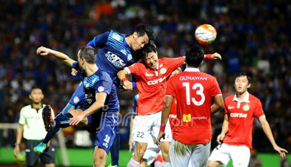 Hamka hamzah menutup kemenangan arema atas persija dengan skor akhir 4-1. Foto: Dicky/Malang Post - JPNN.com