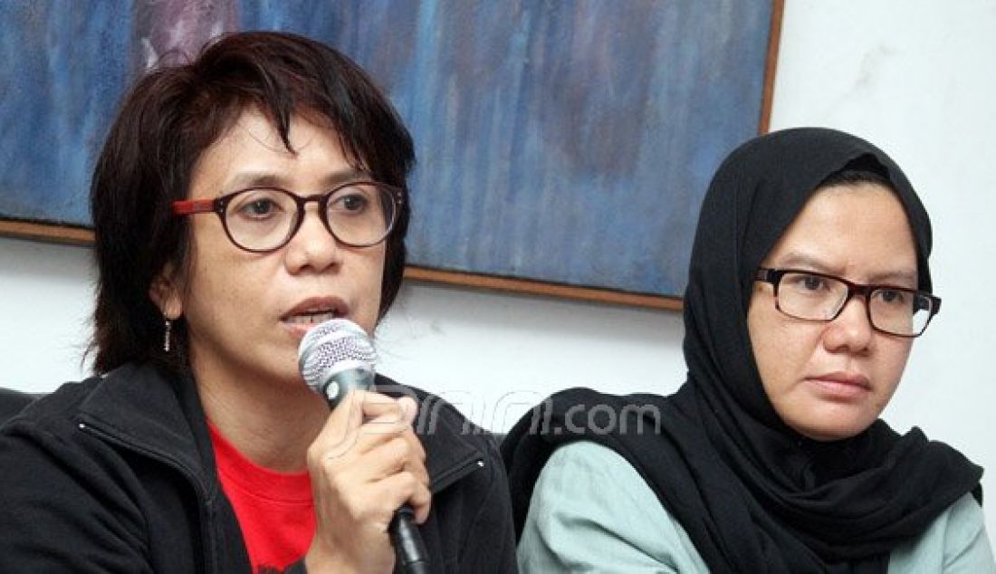 Istri almarhum Munir Said Thalib, Suciwati saat mengultimatum Jokowi agar membuka dokumen investigasi Tim Pencari Fakta (TPF) kasus pembunuhan Munir, Jakarta, Rabu (19/10). Foto: Ricardo/JPNN.com - JPNN.com