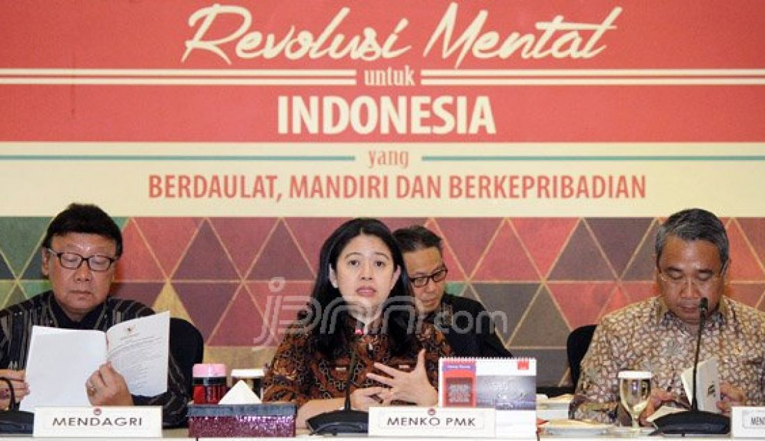 Menko PMK Puan Maharani, Mendagri Tjahjo Kumolo dan Menteri DPDTT Eko Putro Sanjoyo saat rakor tingkat menteri, Jakarta, Rabu (19/10). Rakor membahas tentang dana desa, pendamping desa dan pemberdayaan masyarakat, serta tim koordinasi monitoring dana desa. Foto: Ricardo/JPNN.com - JPNN.com