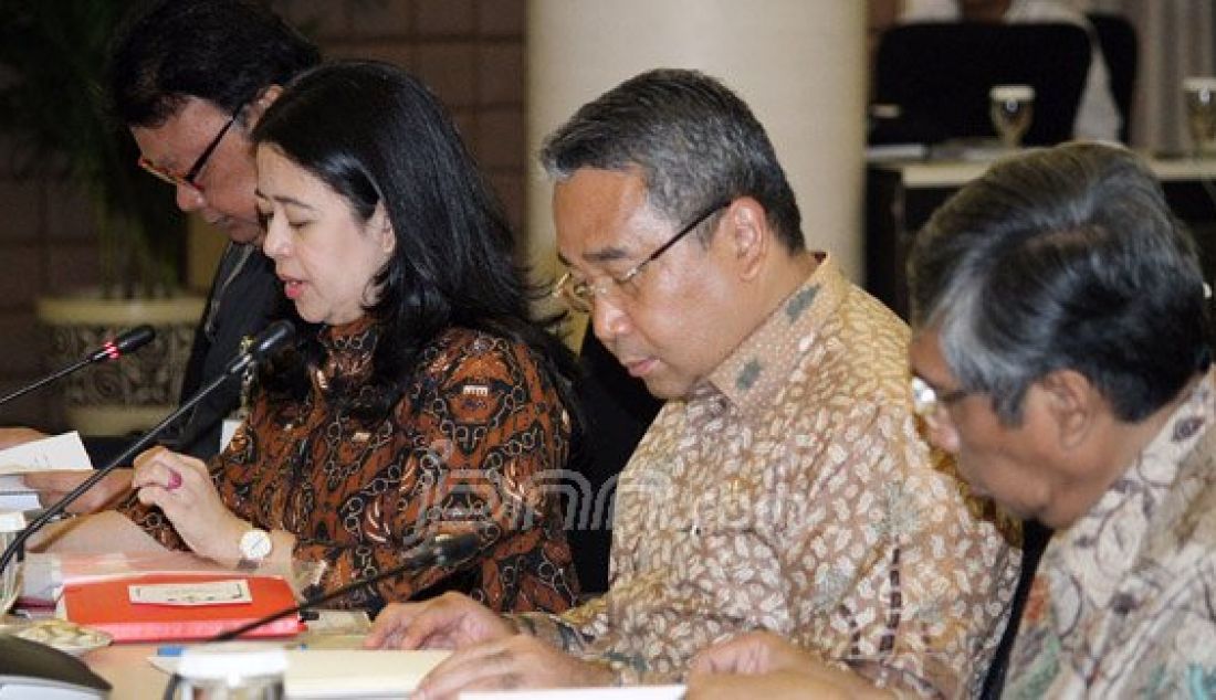 Menko PMK Puan Maharani, Mendagri Tjahjo Kumolo dan Menteri DPDTT Eko Putro Sanjoyo saat rakor tingkat menteri, Jakarta, Rabu (19/10). Rakor membahas tentang dana desa, pendamping desa dan pemberdayaan masyarakat, serta tim koordinasi monitoring dana desa. Foto: Ricardo/JPNN.com - JPNN.com