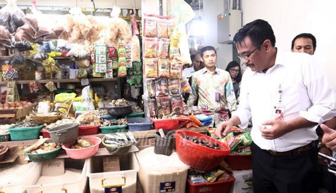 Wakil Gubernur DKI Jakarta Djarot Saiful Hidayat meninjau tempat penampungan sementara (TPS) Pasar Rumput, Jakarta, Rabu (19/10). Pada kesempatan itu, pedagang mengeluhkan panas dan kondisi toilet yang kurang bersih. Foto: Ricardo/JPNN.com - JPNN.com