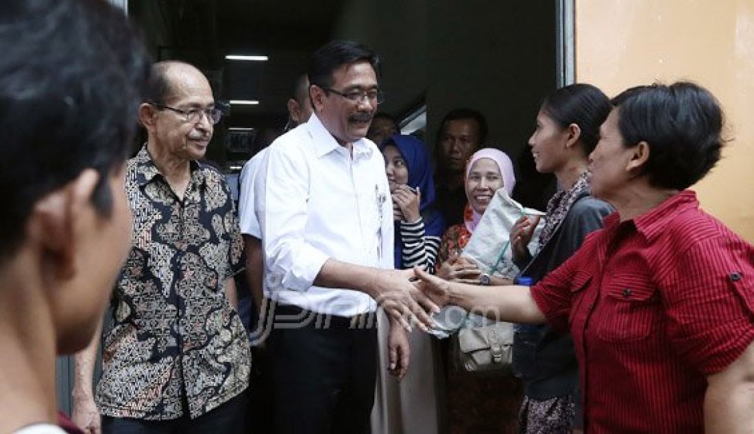 Wakil Gubernur DKI Jakarta Djarot Saiful Hidayat meninjau tempat penampungan sementara (TPS) Pasar Rumput, Jakarta, Rabu (19/10). Pada kesempatan itu, pedagang mengeluhkan panas dan kondisi toilet yang kurang bersih. Foto: Ricardo/JPNN.com - JPNN.com